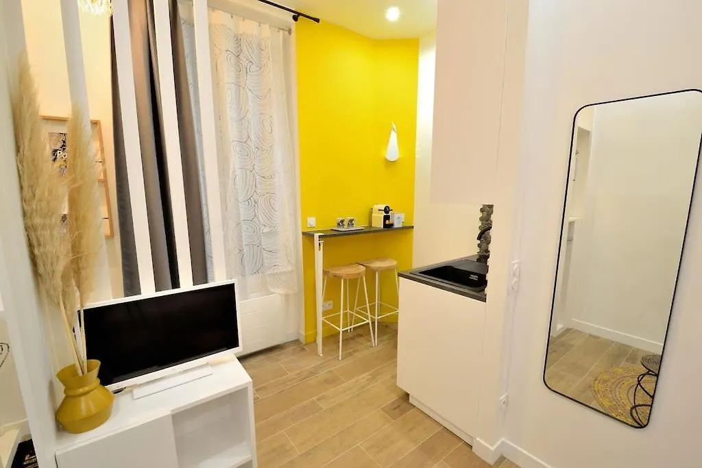 Apartment Tiny Cosy Namastay In Trendy Canal St Martin Area